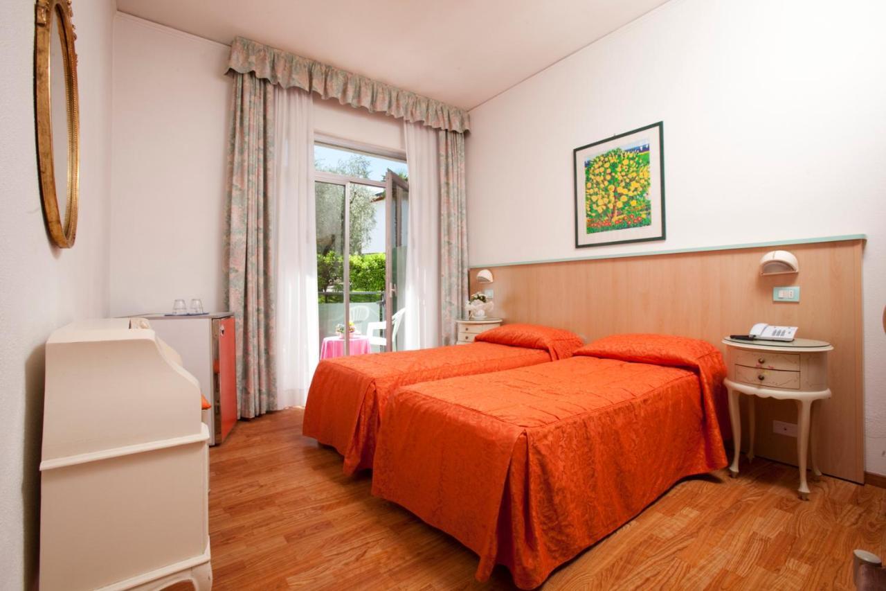 Hotel Residence Rely Бренцоне-суль-Гарда Номер фото